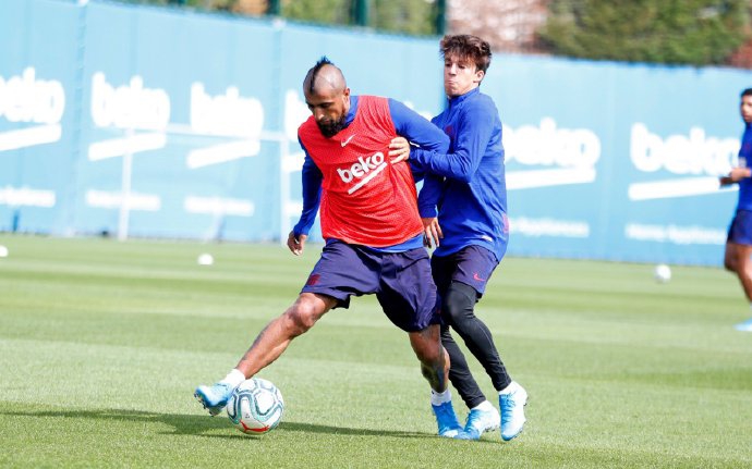 苏神回归巴萨训练 梅西伤还没好