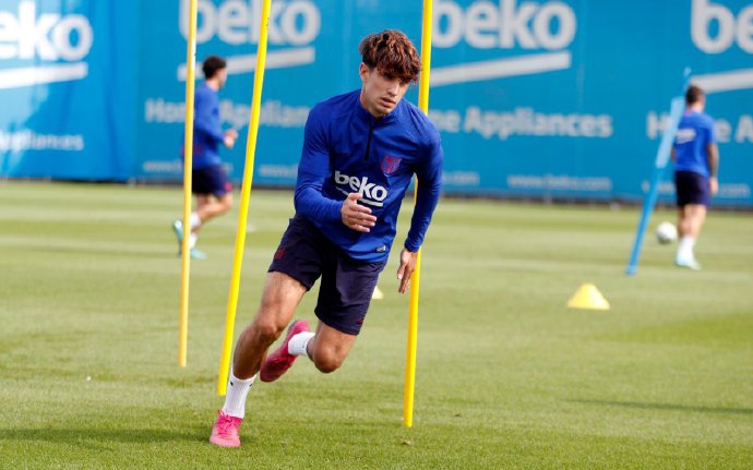 苏神回归巴萨训练 梅西伤还没好