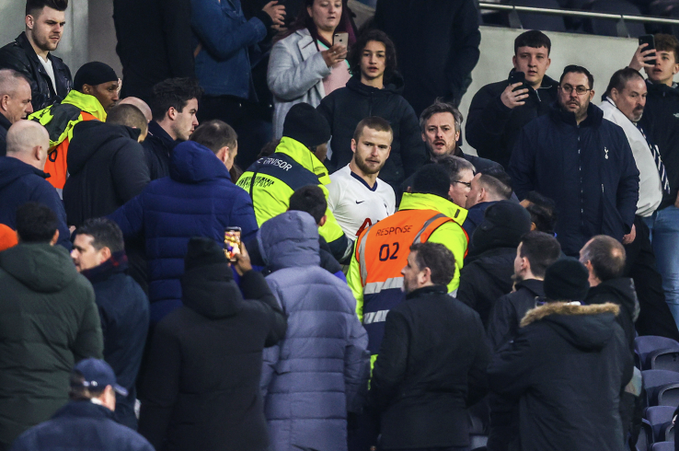 热刺大将冲上看台与球迷爆发冲突