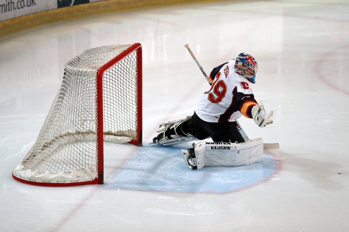 切赫冰球生涯首秀 订制头盔一半切尔西一半阿森纳