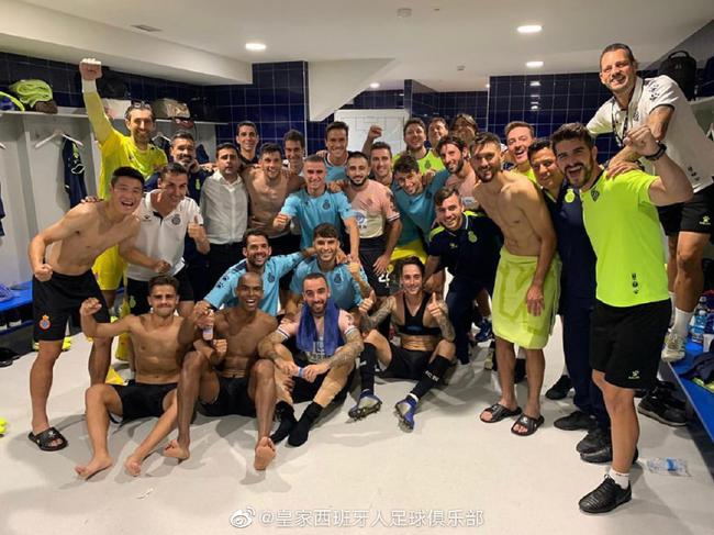 武磊与队友庆祝胜利