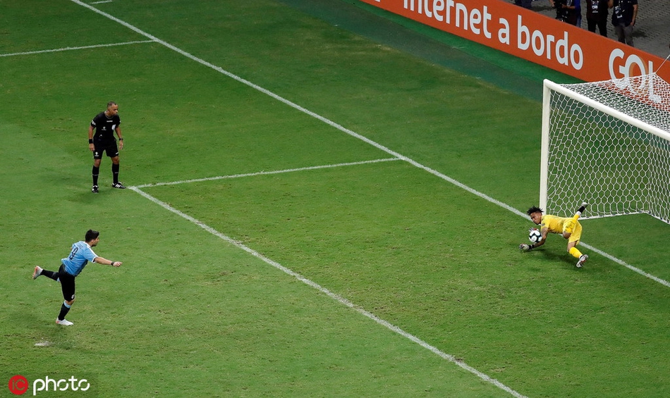 苏牙罚失点球 出局后掩面痛哭