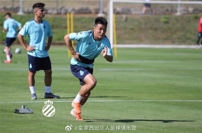 武磊备战西甲新赛季 脸上笑容灿烂