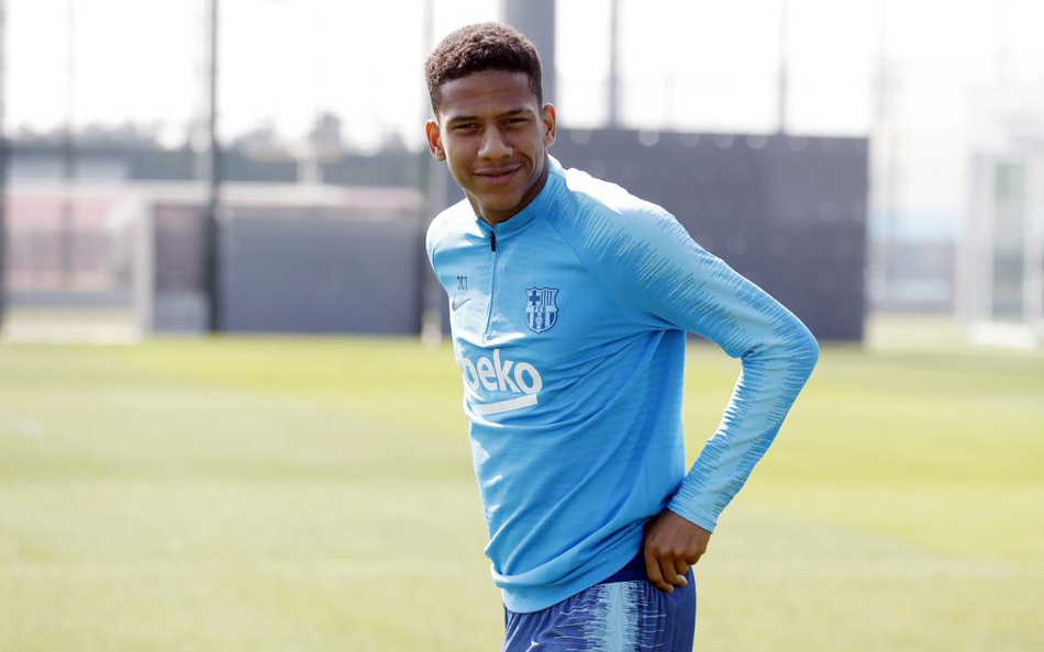 巴萨备战曼联梅西笑容灿烂 眼部还有淤血