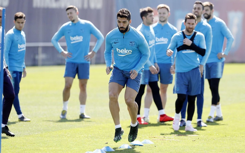 巴萨备战曼联梅西笑容灿烂 眼部还有淤血