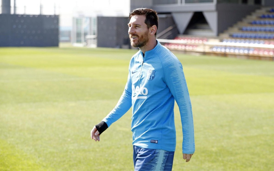 巴萨备战曼联梅西笑容灿烂 眼部还有淤血