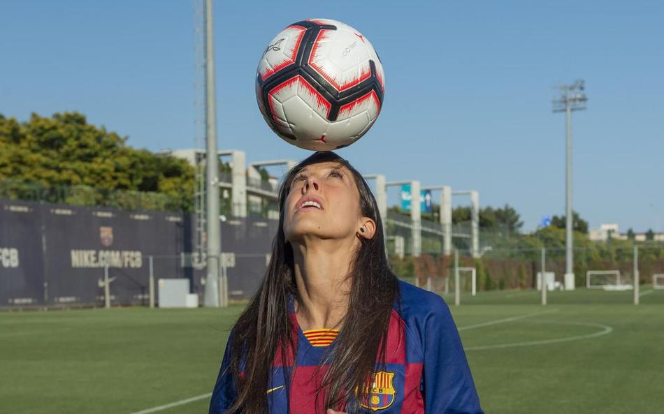 1 / 9 西班牙女足球员珍妮弗-埃尔莫索回归巴萨女足签约3年,2017年她