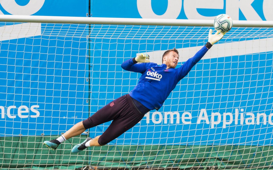 梅西留守巴萨训练 阳光笑脸