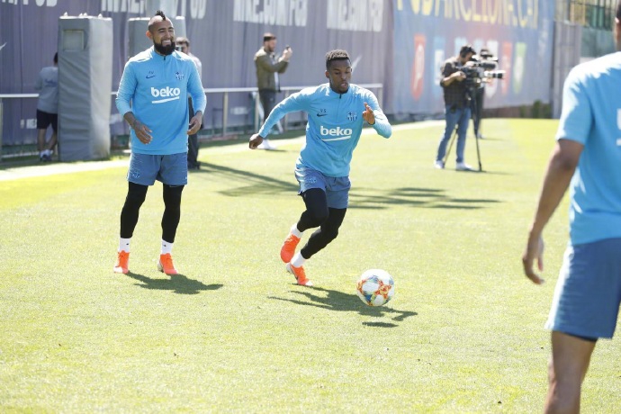 梅西开心训练已拂去欧冠阴影