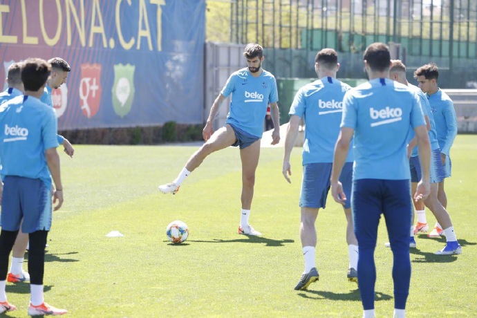 梅西开心训练已拂去欧冠阴影