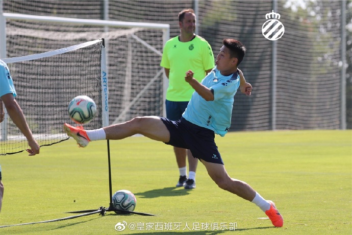 武磊备战西甲新赛季 脸上笑容灿烂