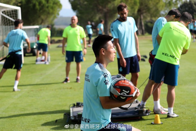 武磊备战西甲新赛季 脸上笑容灿烂