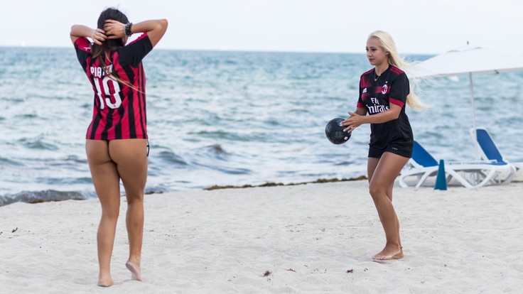 海滩巨臀姬!慢慢脱去米兰球衣