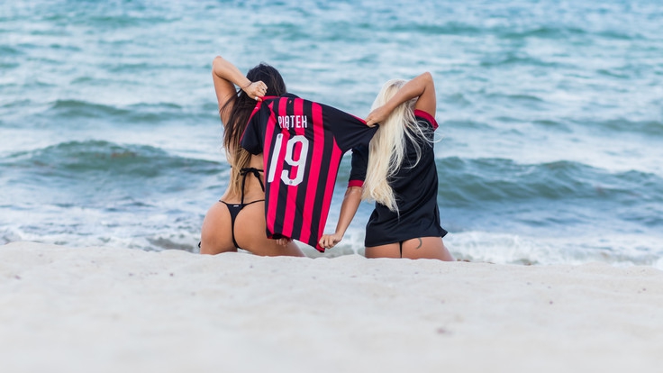 海滩巨臀姬!慢慢脱去米兰球衣