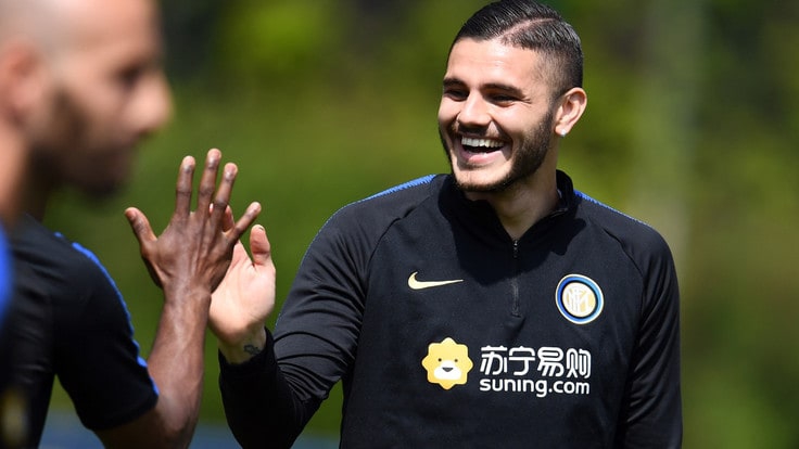 张康阳观看国米训练 与大将说笑