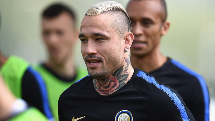 张康阳观看国米训练 与大将说笑