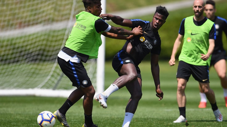 张康阳观看国米训练 与大将说笑