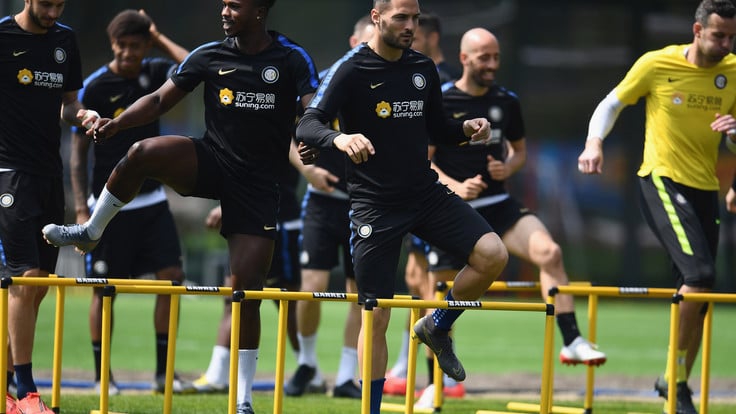 张康阳观看国米训练 与大将说笑