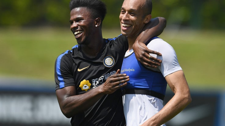 张康阳观看国米训练 与大将说笑