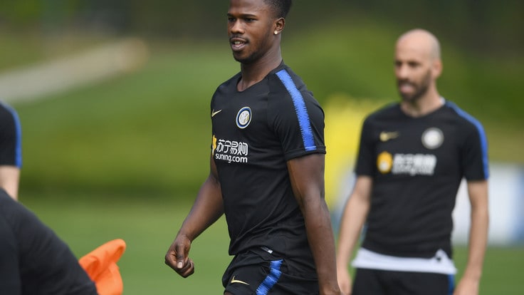 张康阳观看国米训练 与大将说笑