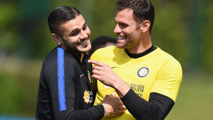 张康阳观看国米训练 与大将说笑