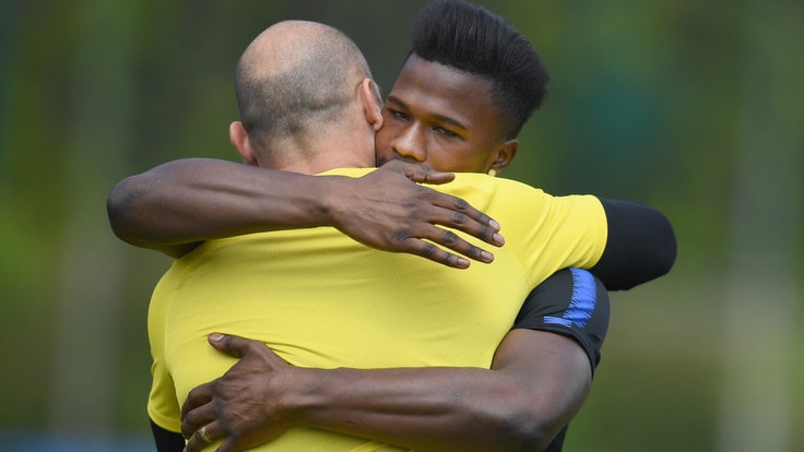 张康阳观看国米训练 与大将说笑