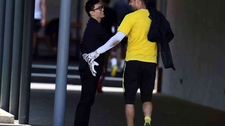 张康阳观看国米训练 与大将说笑