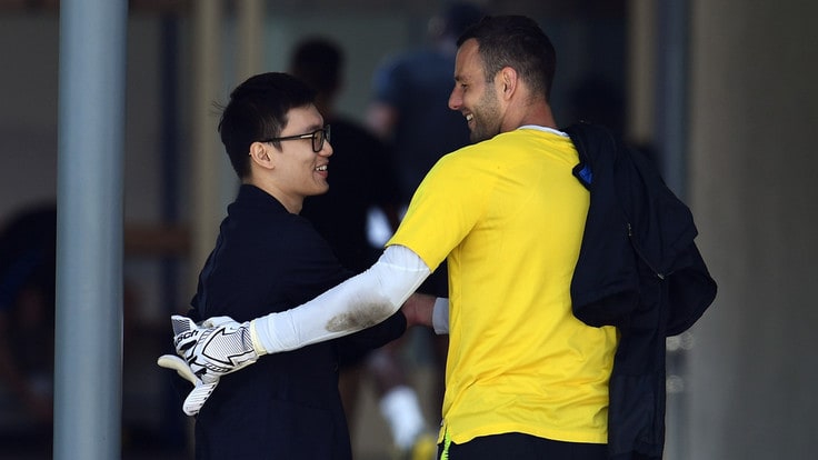 张康阳观看国米训练 与大将说笑