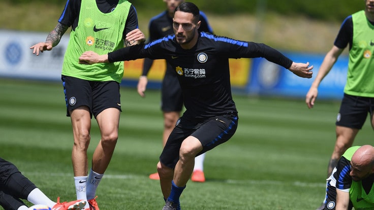 张康阳观看国米训练 与大将说笑