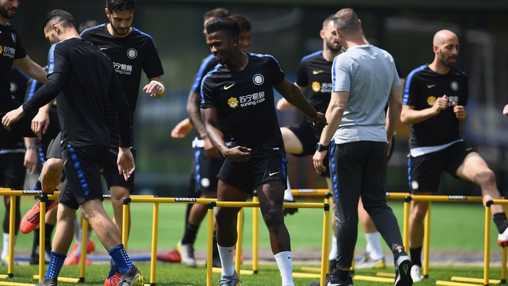 张康阳观看国米训练 与大将说笑