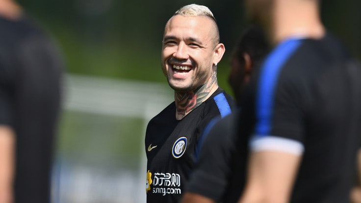 张康阳观看国米训练 与大将说笑