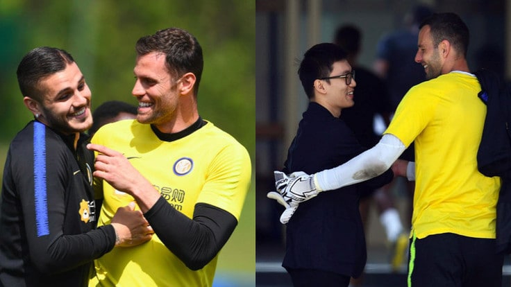 张康阳观看国米训练 与大将说笑