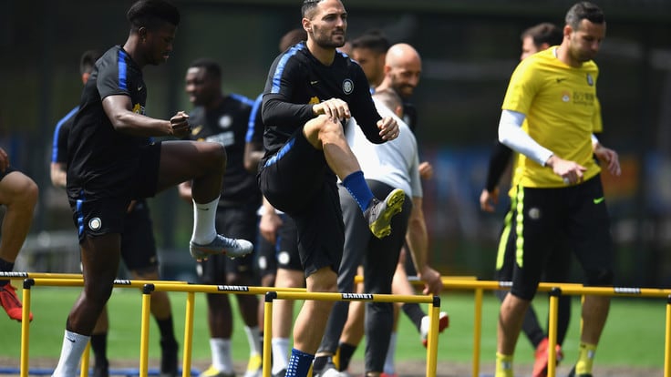 张康阳观看国米训练 与大将说笑