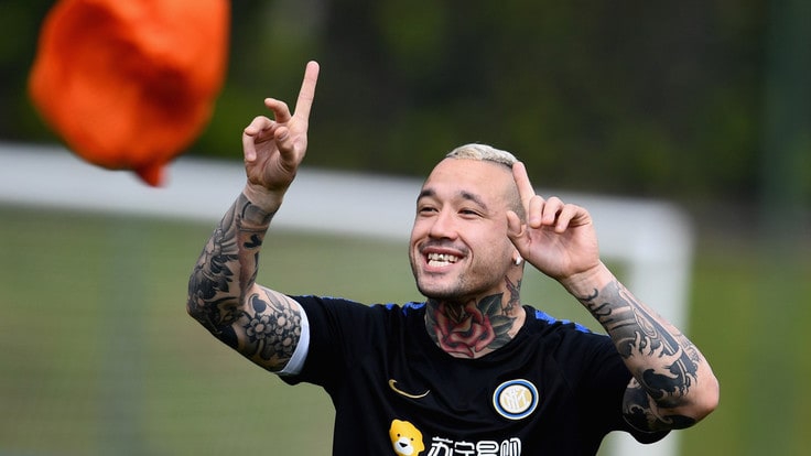 张康阳观看国米训练 与大将说笑