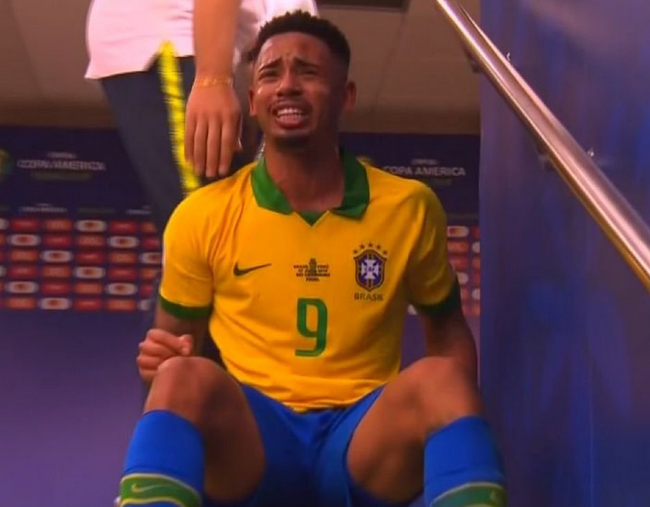 巴西大将被争议罚下情绪失控 球员通道痛哭