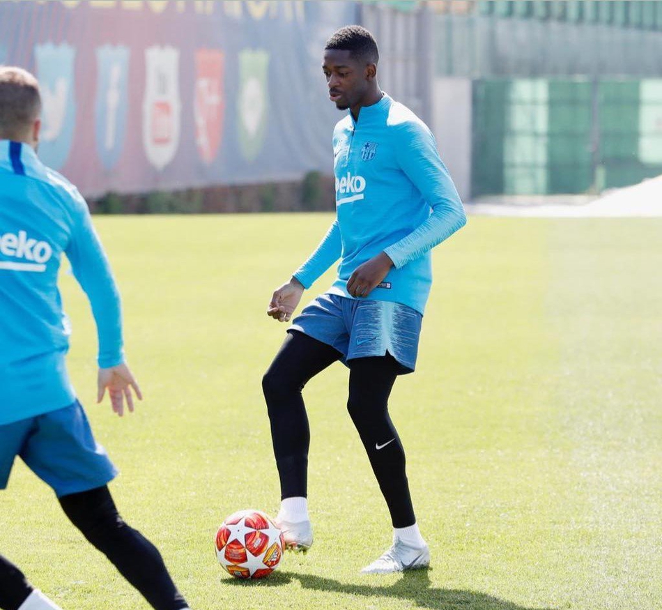 巴萨备战曼联梅西笑容灿烂 眼部还有淤血