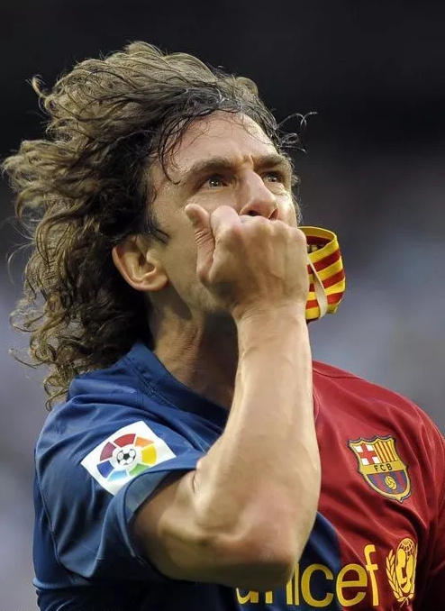 真硬！巴萨队魂一身血还笑的出 当年他场边缝针