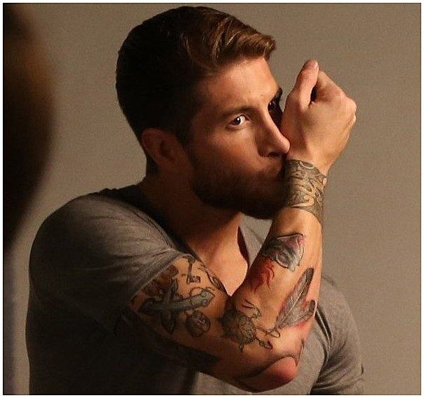 拉莫斯晒裸背 霸气文身哪去了？