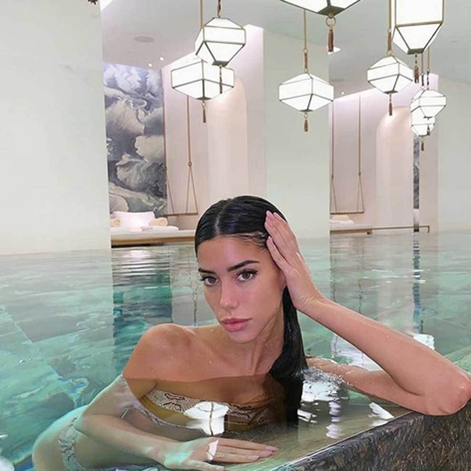 巴萨悍将女友绝世好臀 露半球勾诱