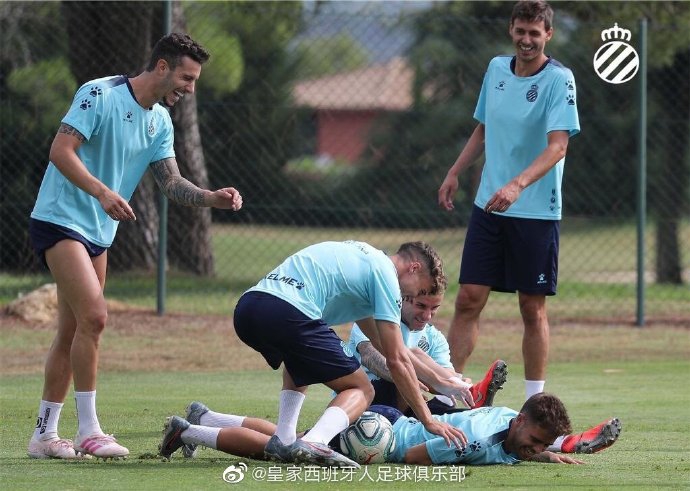 武磊备战西甲新赛季 脸上笑容灿烂