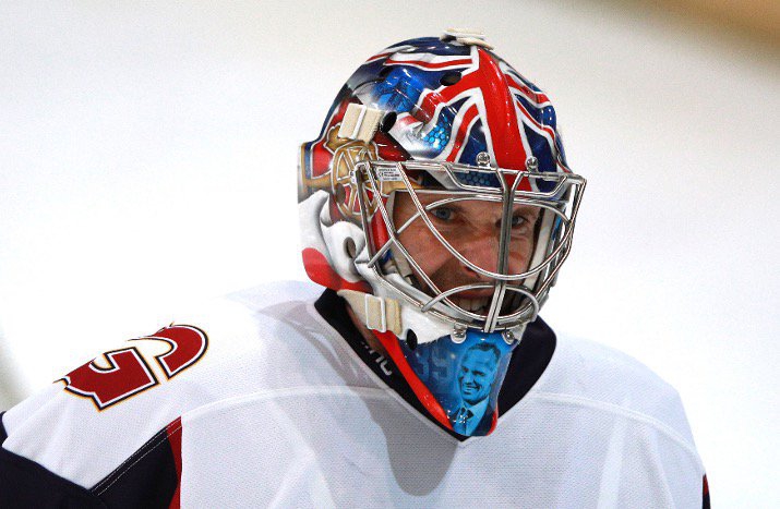 切赫冰球生涯首秀 订制头盔一半切尔西一半阿森纳