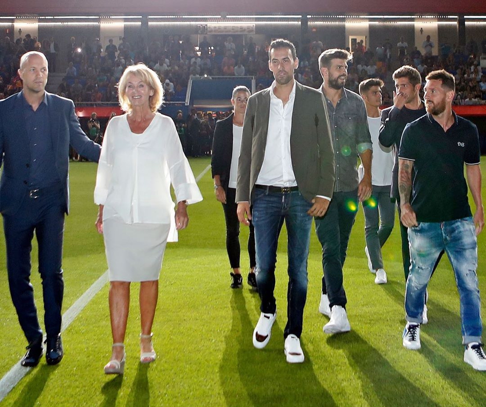 梅西皮克出席克鲁伊夫球场开幕仪式