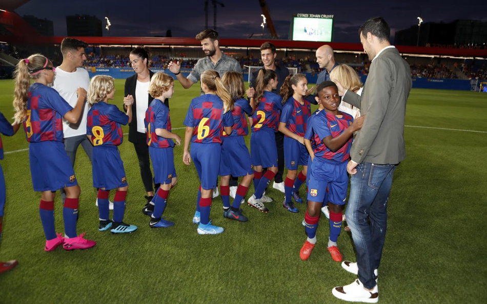 梅西皮克出席克鲁伊夫球场开幕仪式