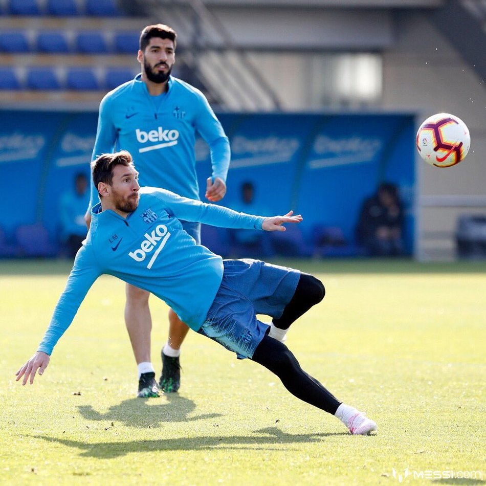 巴萨备战曼联梅西笑容灿烂 眼部还有淤血