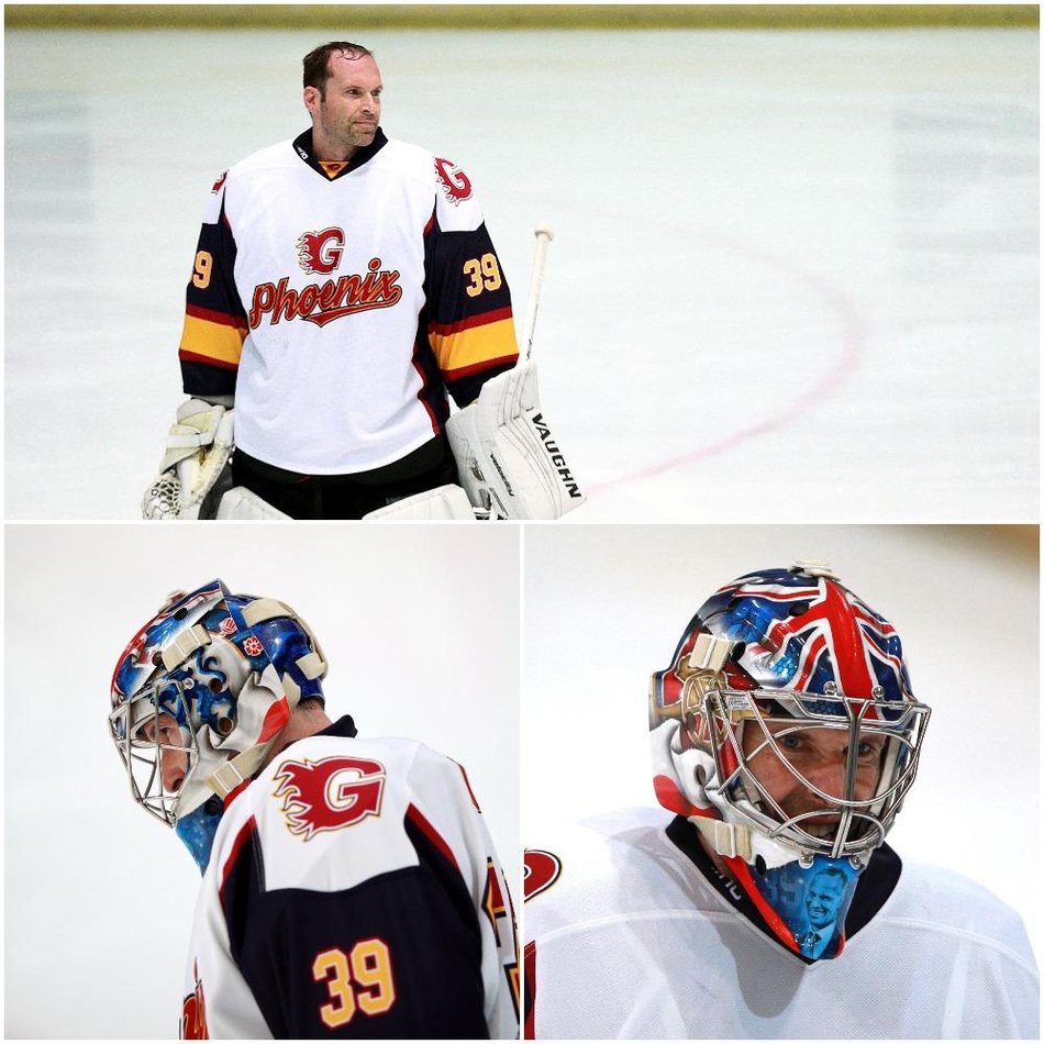 切赫冰球生涯首秀 订制头盔一半切尔西一半阿森纳