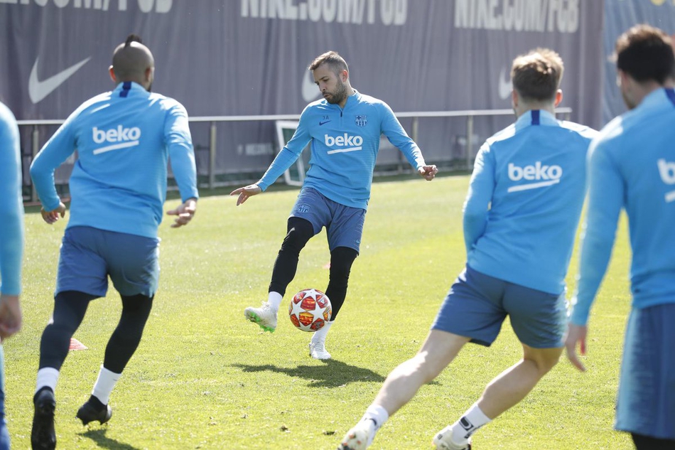 巴萨备战曼联梅西笑容灿烂 眼部还有淤血