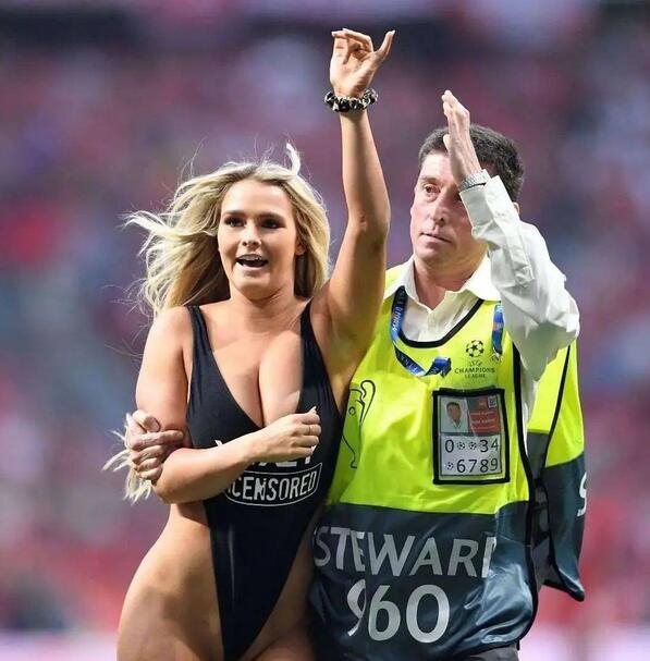 欧冠决赛裸女一幕再现!这次是她妈