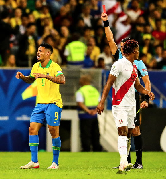 巴西大将被争议罚下情绪失控 球员通道痛哭