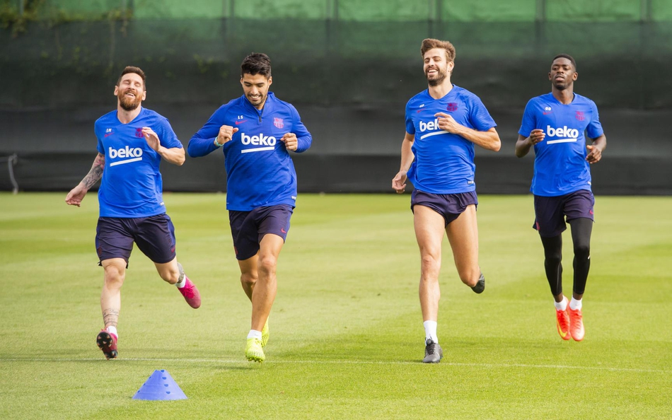 梅西留守巴萨训练 阳光笑脸