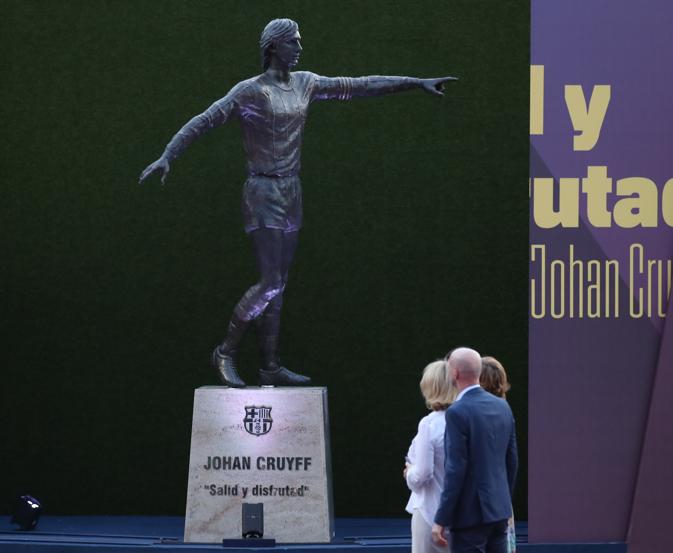 巴萨克鲁伊夫雕像揭幕 这句历史名言